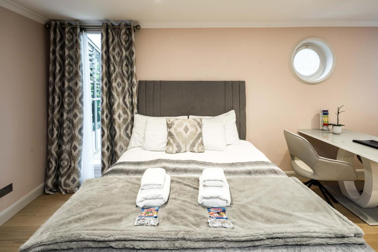 Superb Chelsea Rare Find With Patio 2 Min From Tube Lejlighed