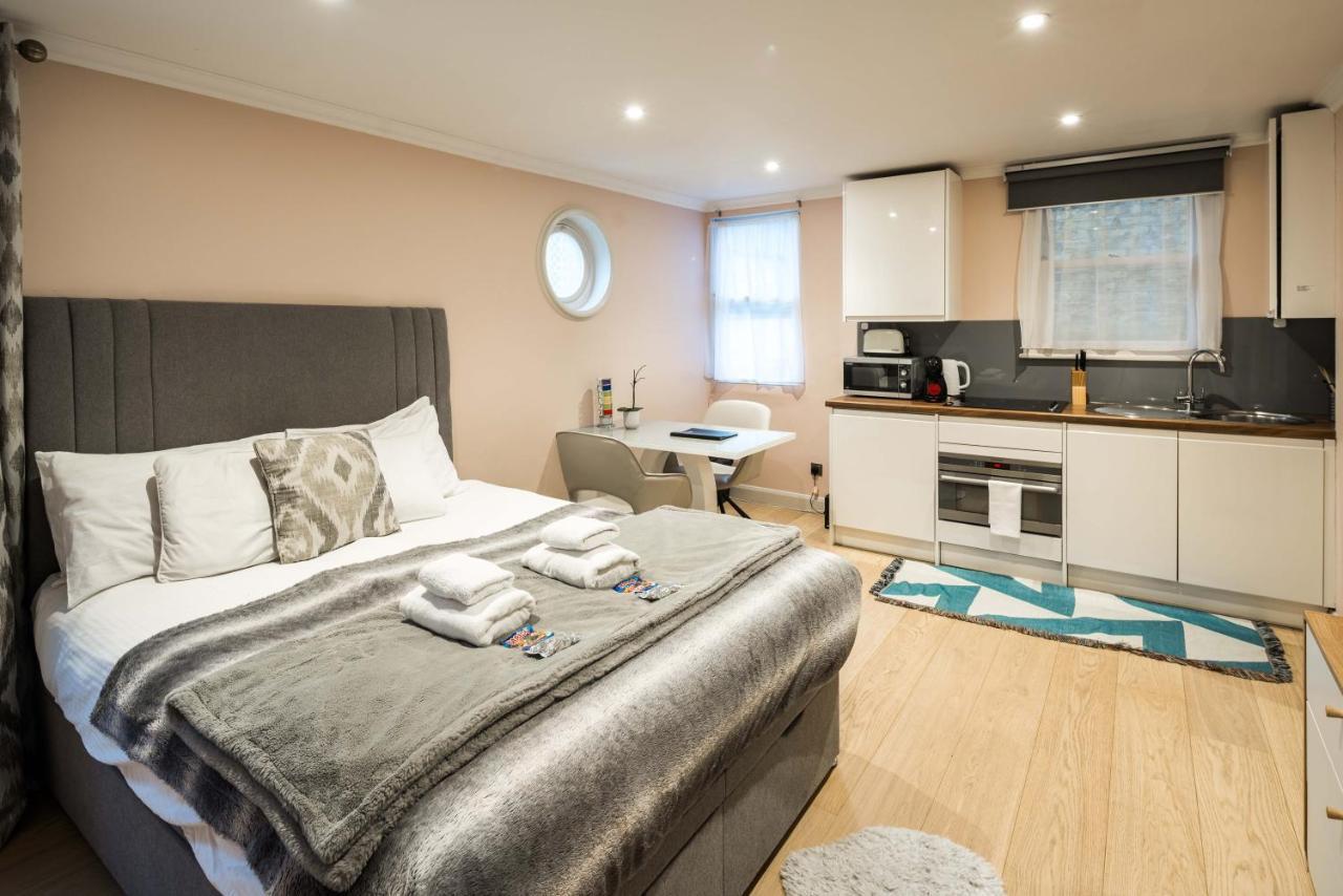 Superb Chelsea Rare Find With Patio 2 Min From Tube Lejlighed London