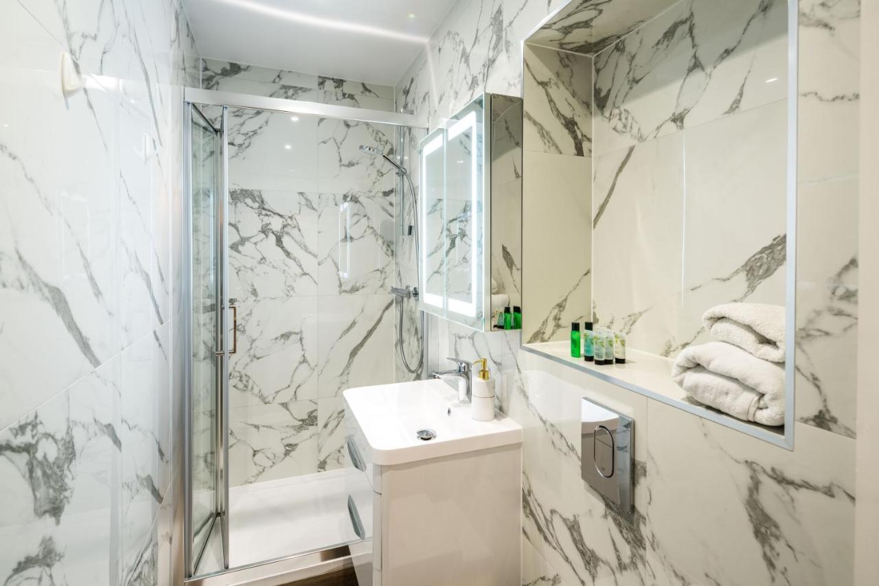 Superb Chelsea Rare Find With Patio 2 Min From Tube Lejlighed London