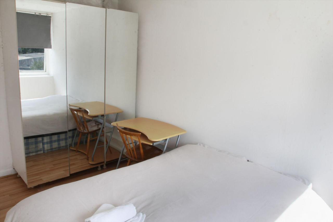 Elephant & Castle - Zone 2 - Private - Shared Bathroom Homestay London
