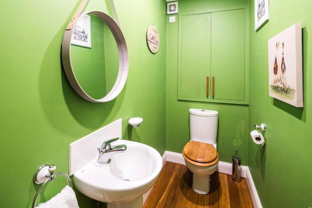 Appartement Where Style & Convenience Combine- Photo Id Required *