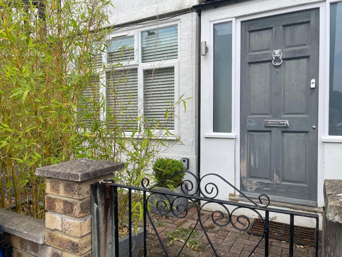 Gjestgiverier Entire House Floor Perfect For Couples & Freelancers - Available For Single Too London