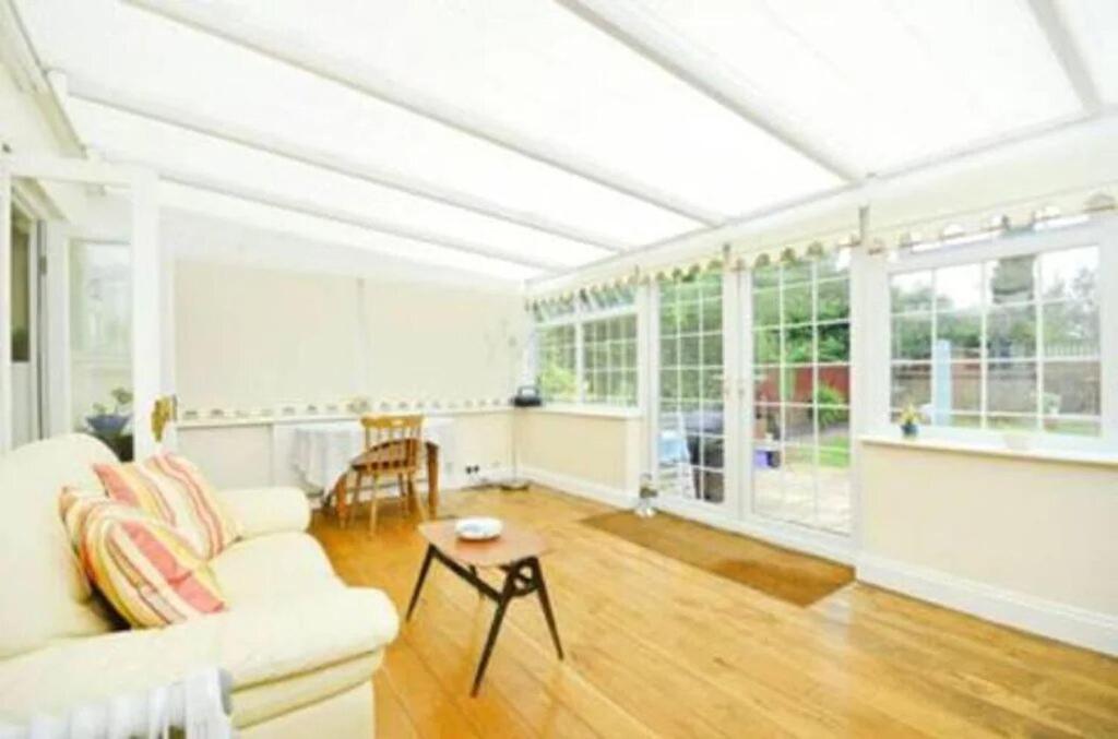 Lynton Road Apartment