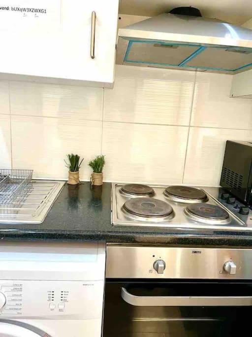 Beautiful One Bedroom Flat In Location Leilighet London
