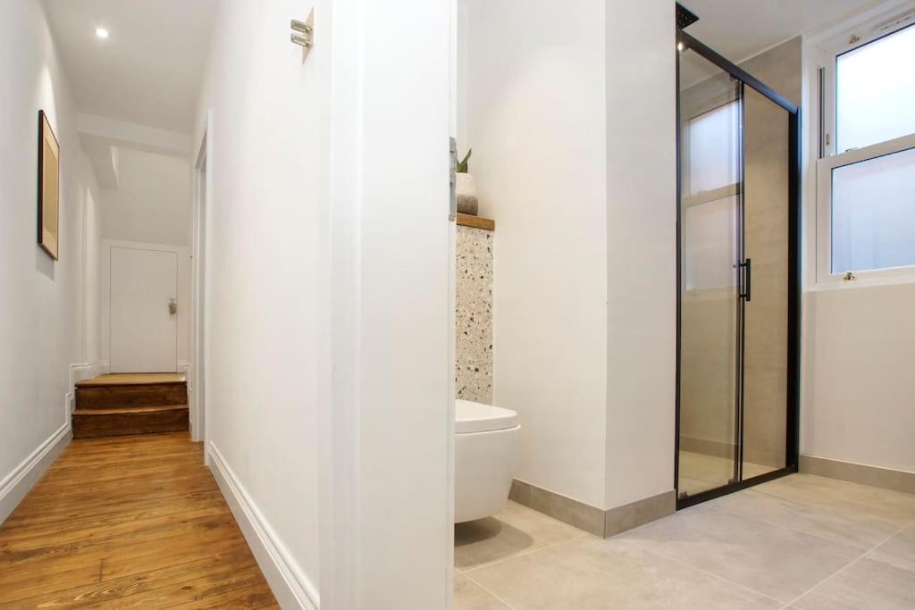 Newly Refurbished, Cosy & Modern In E17 Lejlighed