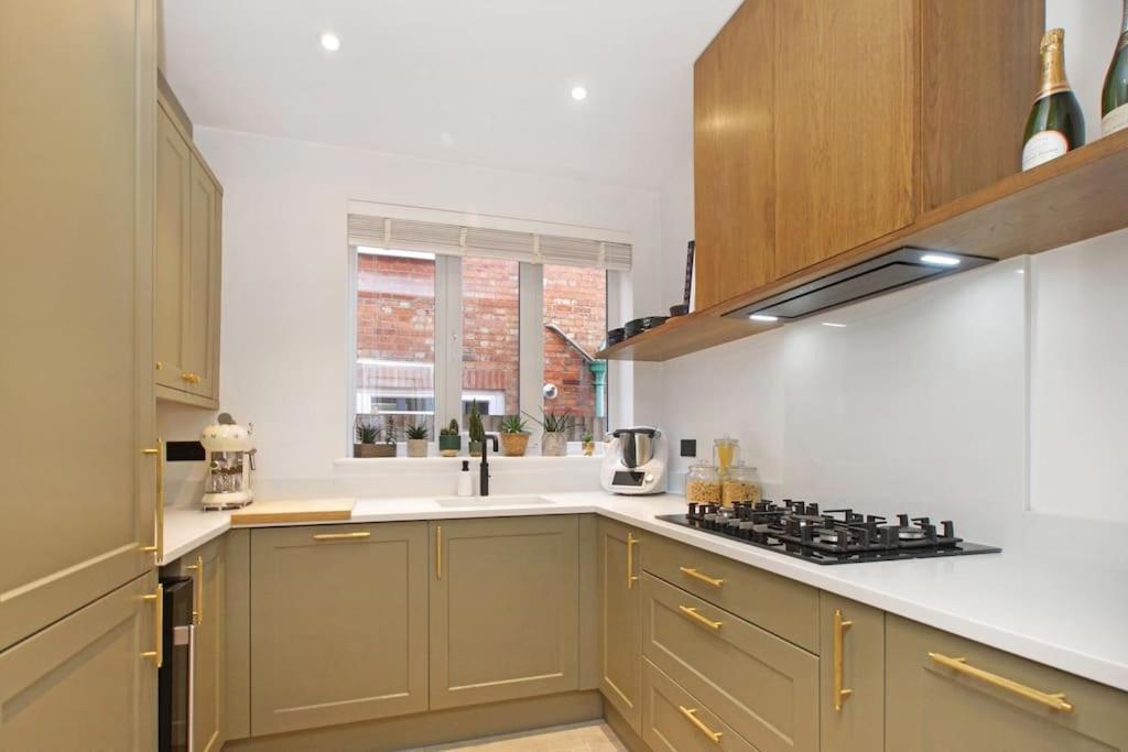 Newly Refurbished, Cosy & Modern In E17 Lejlighed