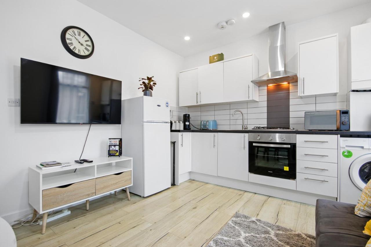 Modern 2 Bed East By Rebby Sleeps 5 Near Canning Town Station * Londen