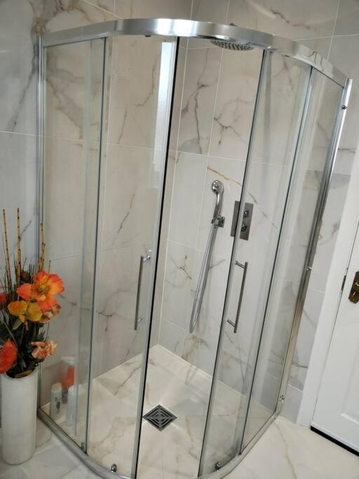 Wembley 2 Bed/2 Bath Modern Apt * Londra