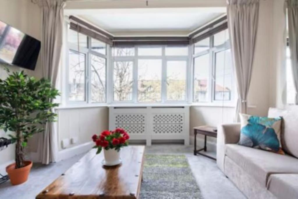 Wembley 2 Bed/2 Bath Modern Apt Londra