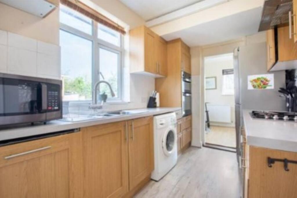 Wembley 2 Bed/2 Bath Modern Apt * Londra