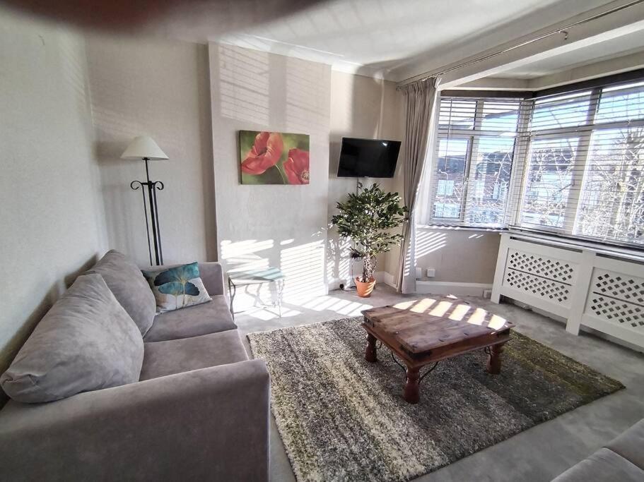 Wembley 2 Bed/2 Bath Modern Apt * Londra