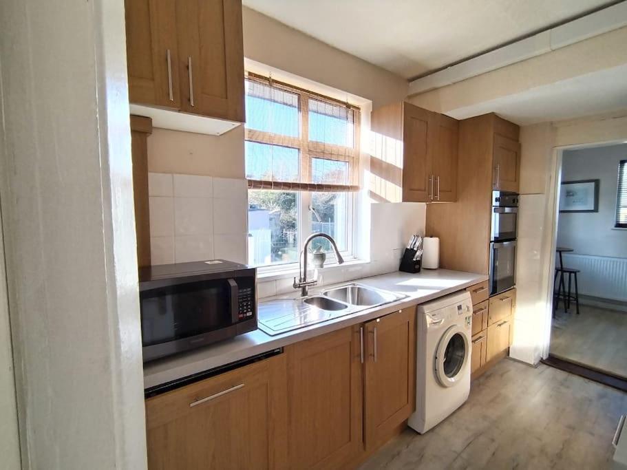 Wembley 2 Bed/2 Bath Modern Apt Londra