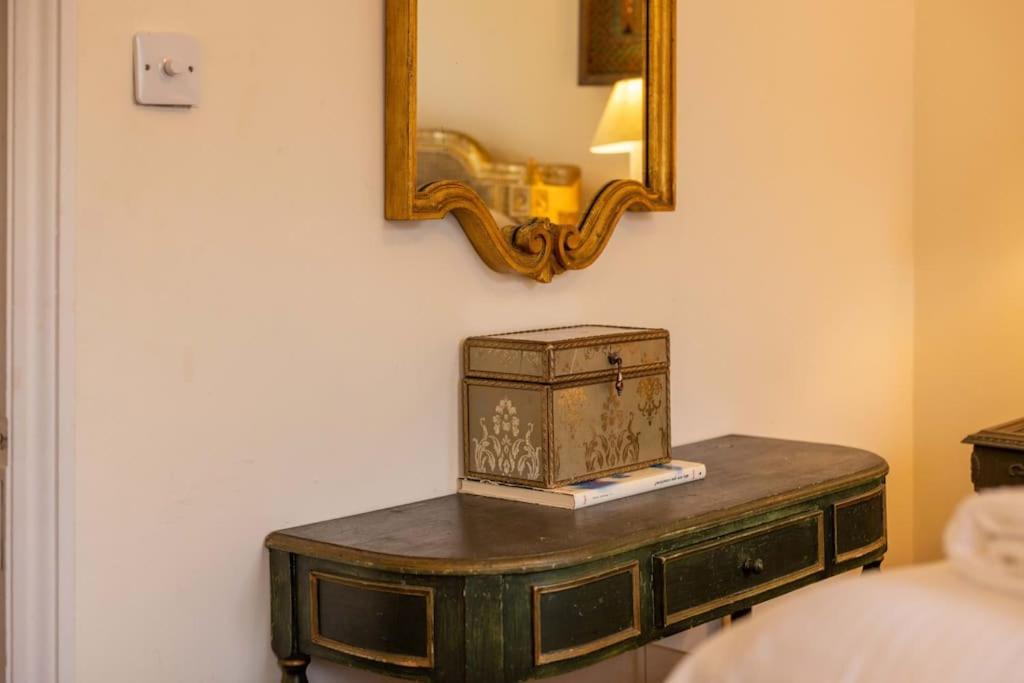 Golborne Road 3 Bedrooms Antique Rooftop Terrace Flat * Londen
