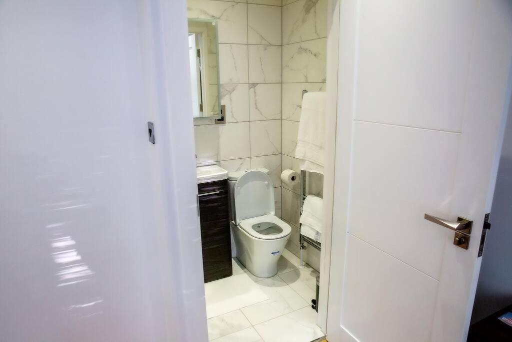 Airy, 3 Bedrooms, Ensuite , Flat Lejlighed