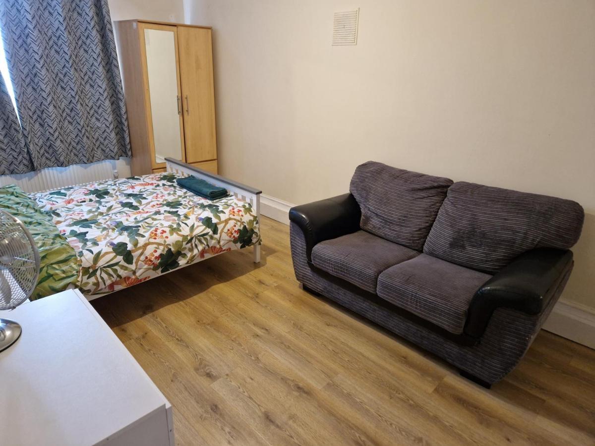 A Discreet Flat For The Family. Appartement