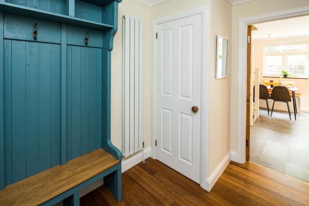 Appartement Where Style & Convenience Combine- Photo Id Required *