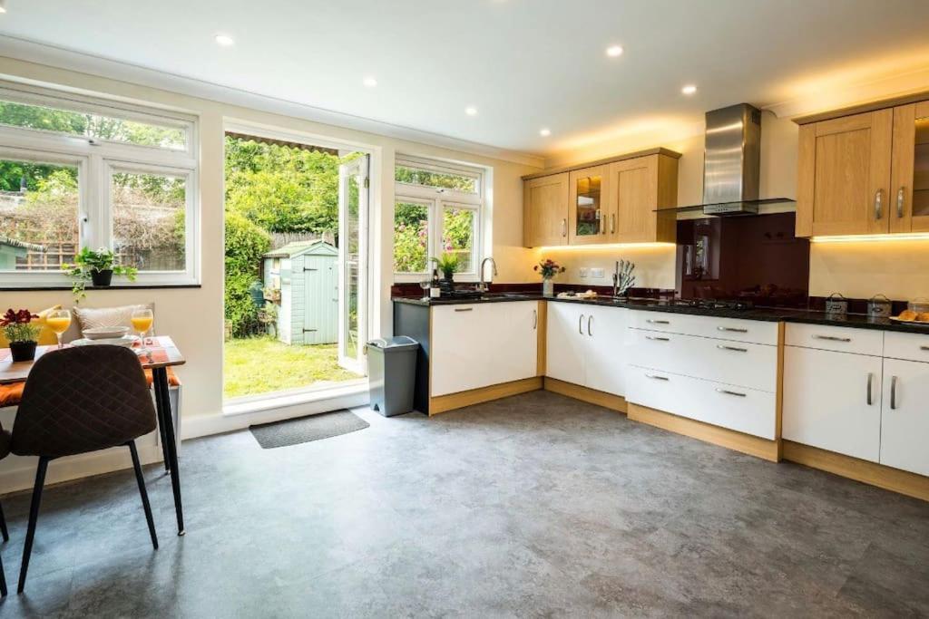 Appartement Where Style & Convenience Combine- Photo Id Required Londen