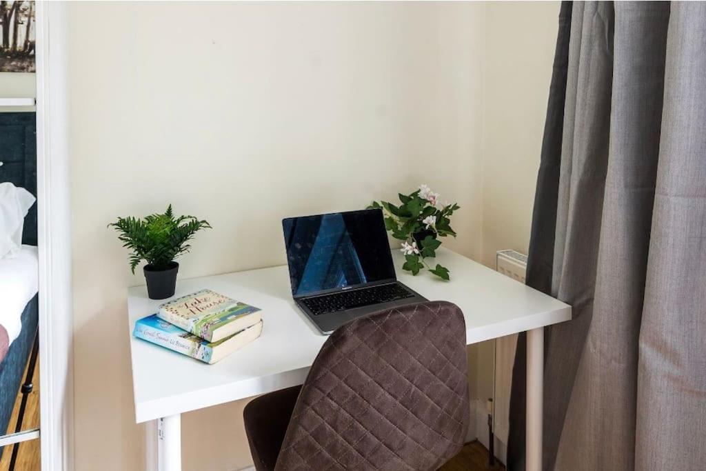 Where Style & Convenience Combine- Photo Id Required Appartement Londen
