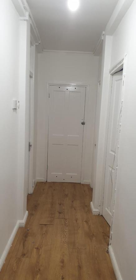 Huge By Bridge - King Sized Bed Apartment London
