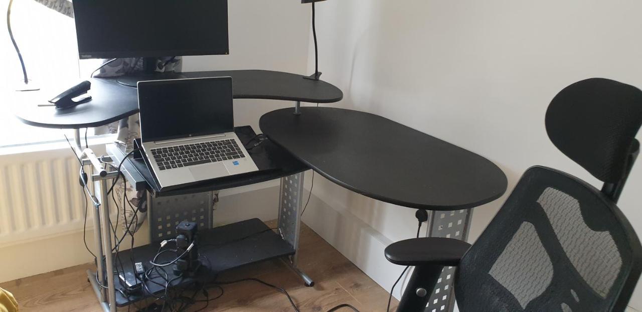 Huge By Bridge - King Sized Bed Apartment London