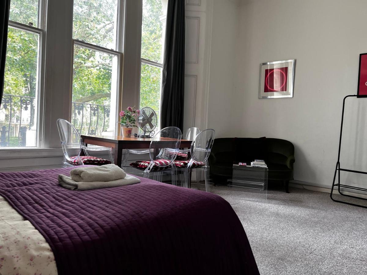 Hyde Park Has Private Balcony With Tranquil Garden View Londra