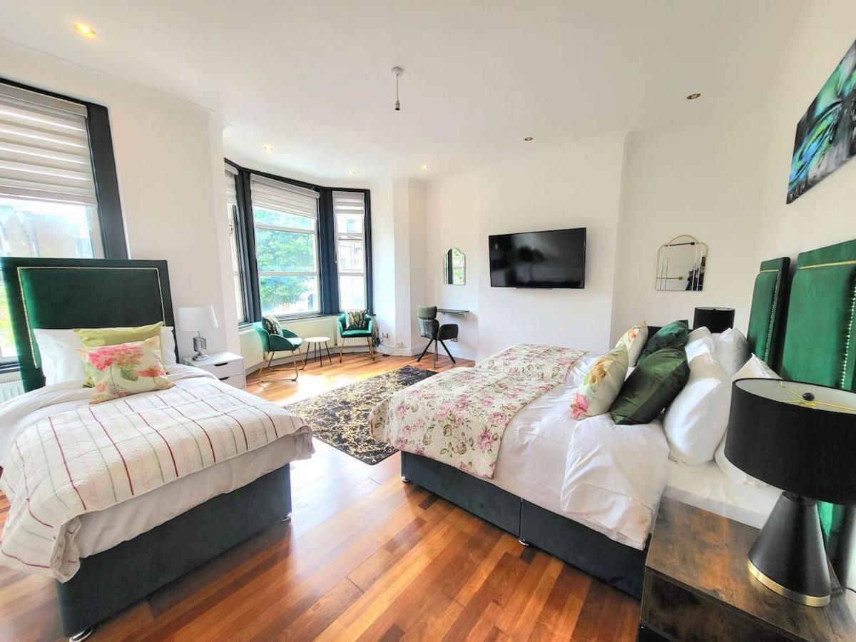 Spacious Six Bedrooms House By Sensational Short Lets & Serviced With 13 Beds, Free Parking, Free Wi-fi & Balcony Holiday home London