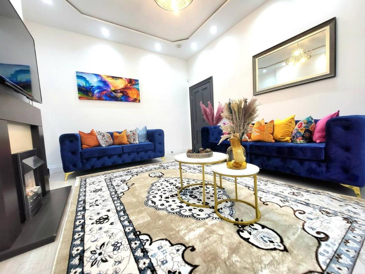 Holiday home Spacious Six Bedrooms House By Sensational Short Lets & Serviced With 13 Beds, Free Parking, Free Wi-fi & Balcony *