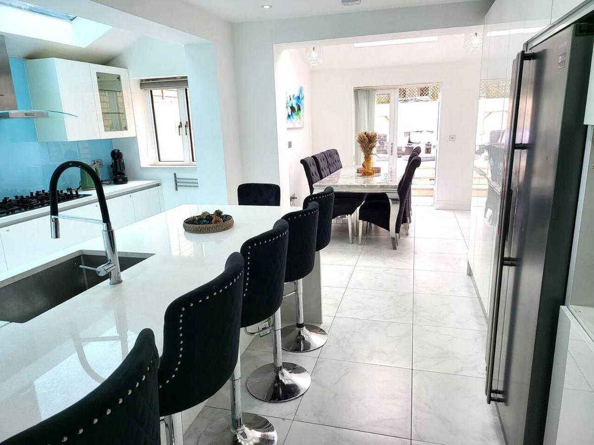 Spacious Six Bedrooms House By Sensational Short Lets & Serviced With 13 Beds, Free Parking, Free Wi-fi & Balcony Holiday home