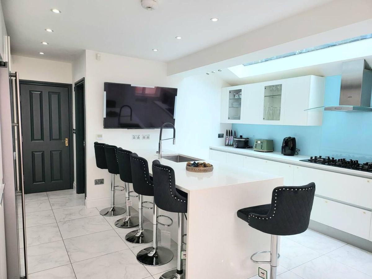 Spacious Six Bedrooms House By Sensational Short Lets & Serviced With 13 Beds, Free Parking, Free Wi-fi & Balcony Holiday home London