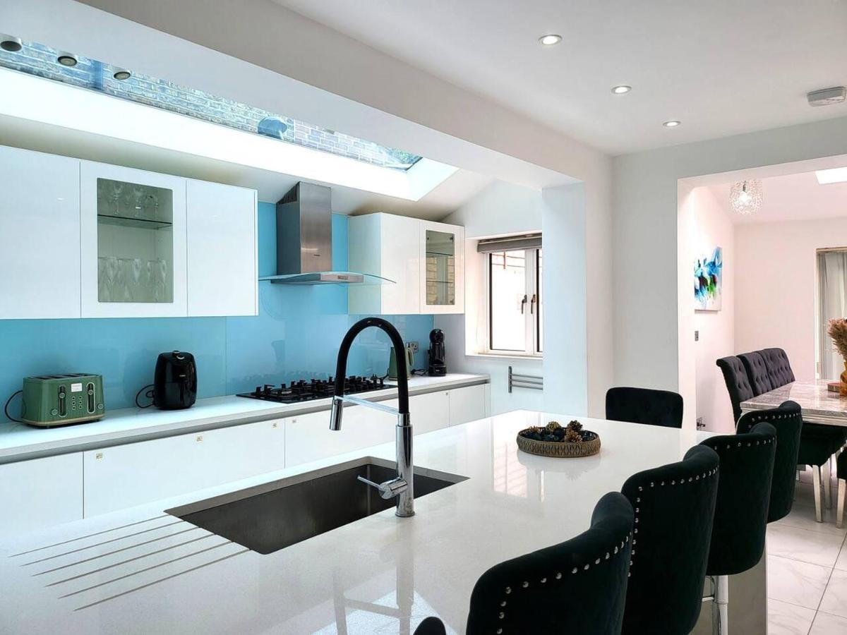 Spacious Six Bedrooms House By Sensational Short Lets & Serviced With 13 Beds, Free Parking, Free Wi-fi & Balcony Holiday home *