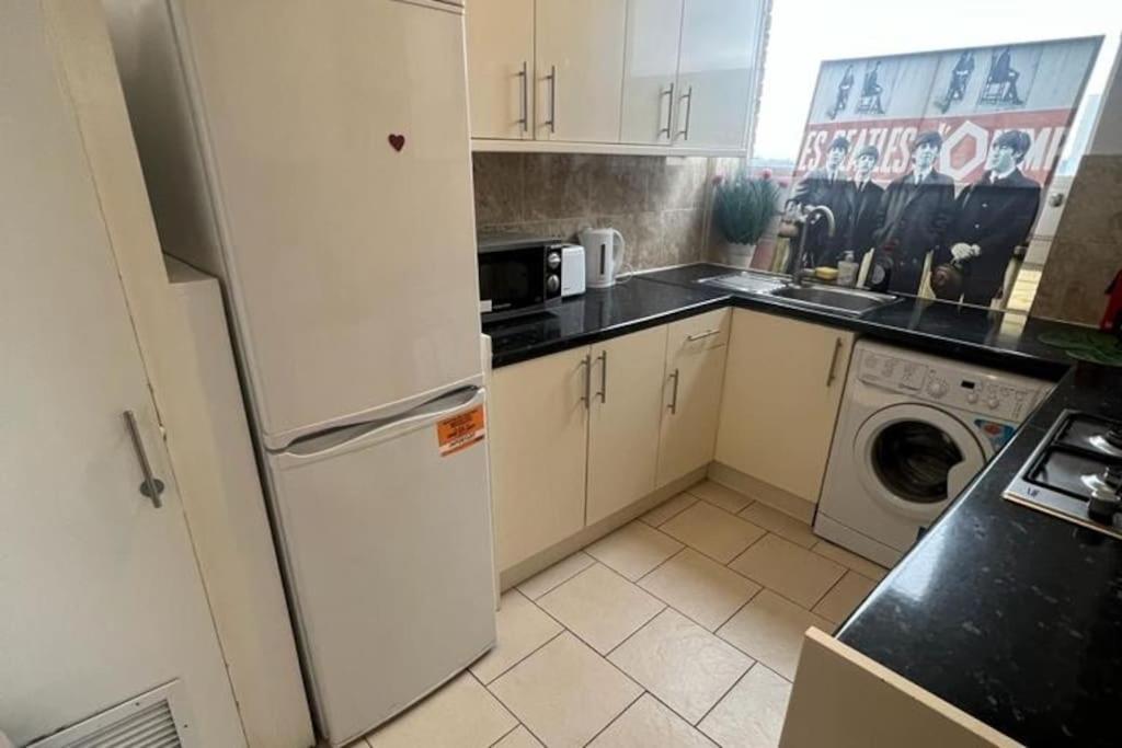 2 Bedroom Flat In Apartment