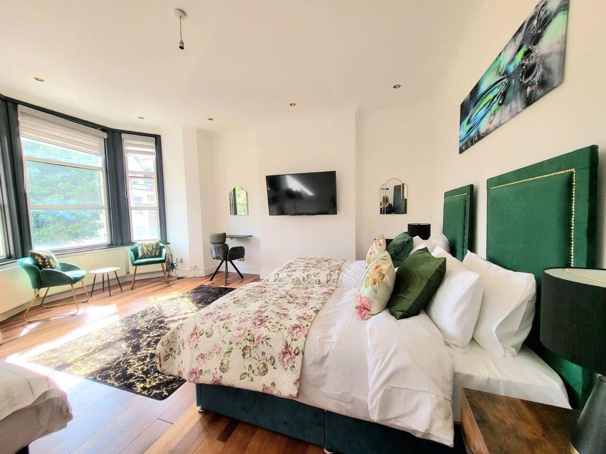 Spacious Six Bedrooms House By Sensational Short Lets & Serviced With 13 Beds, Free Parking, Free Wi-fi & Balcony Holiday home *