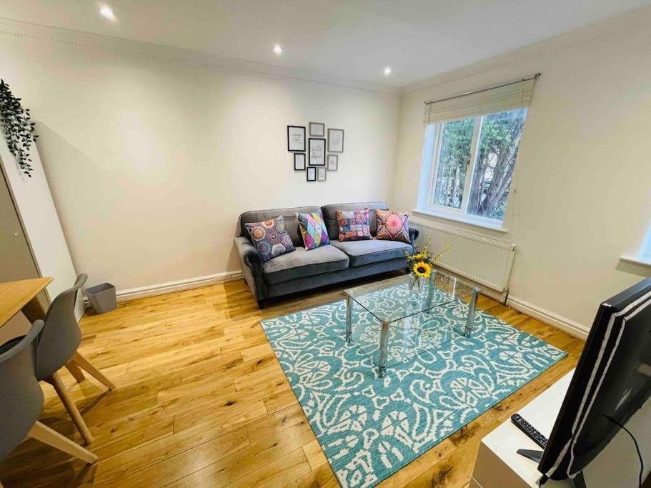 Modern Cosy House /free Parking For Two Cars/ 3 Minutes Walk To The Underground Holiday home