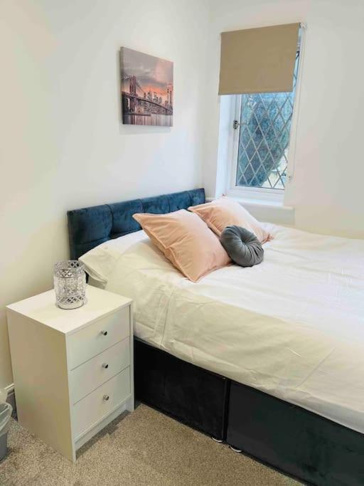 Modern Cosy House /free Parking For Two Cars/ 3 Minutes Walk To The Underground London