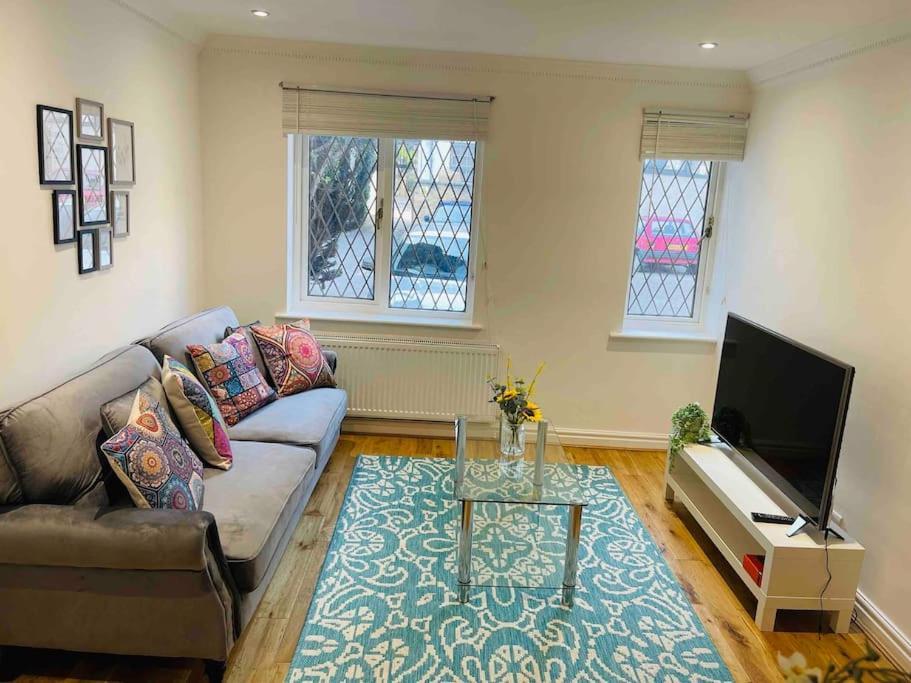 Modern Cosy House /free Parking For Two Cars/ 3 Minutes Walk To The Underground * London