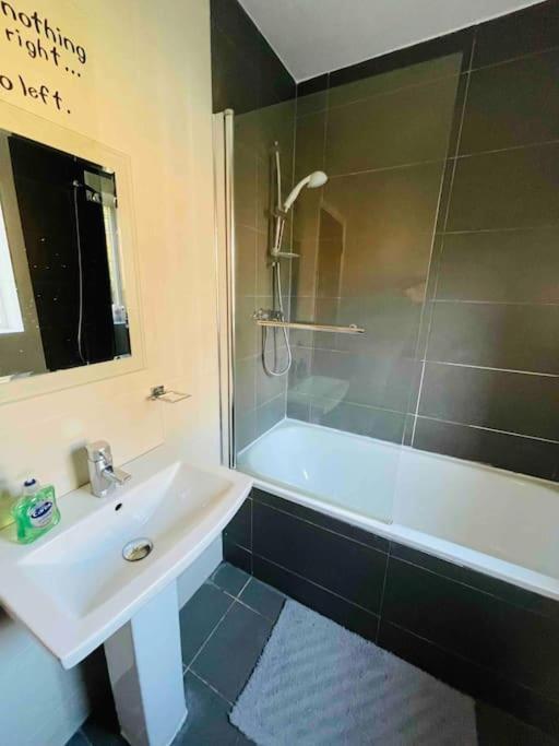 Modern Cosy House /free Parking For Two Cars/ 3 Minutes Walk To The Underground London