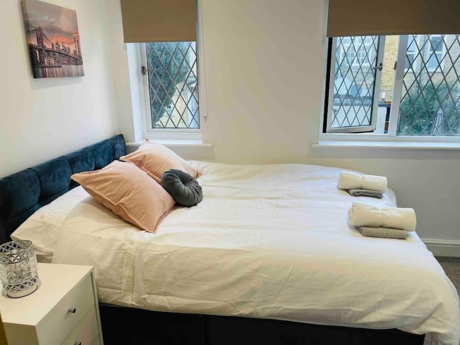 Modern Cosy House /free Parking For Two Cars/ 3 Minutes Walk To The Underground * London