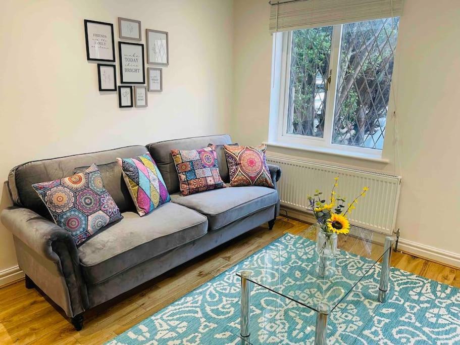 Holiday home Modern Cosy House /free Parking For Two Cars/ 3 Minutes Walk To The Underground London