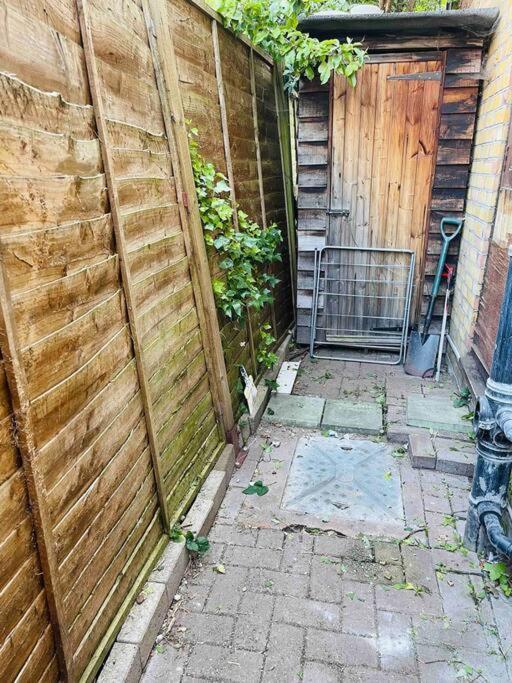 Modern Cosy House /free Parking For Two Cars/ 3 Minutes Walk To The Underground London