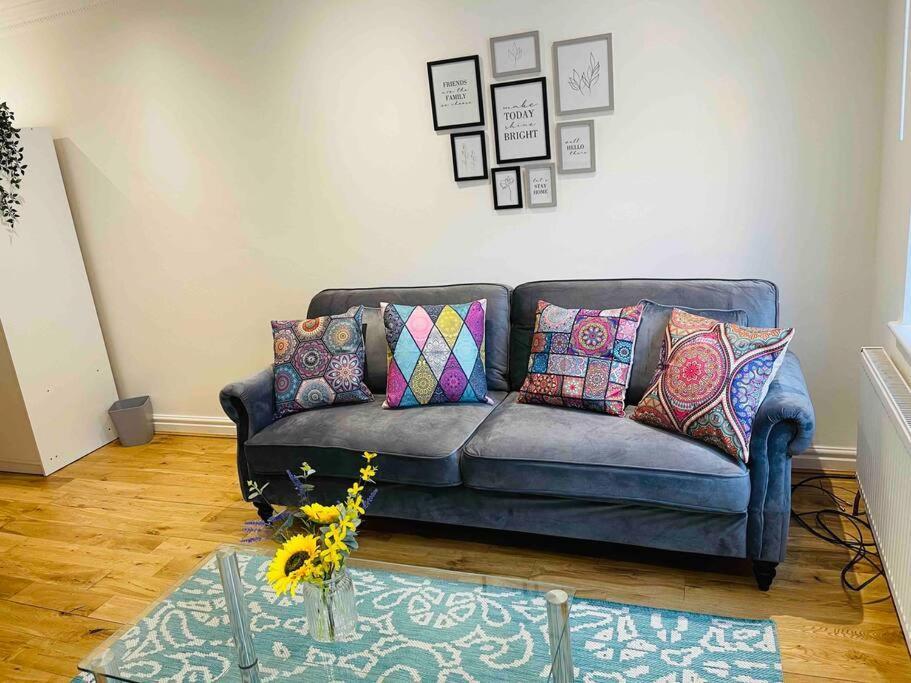 Modern Cosy House /free Parking For Two Cars/ 3 Minutes Walk To The Underground * London