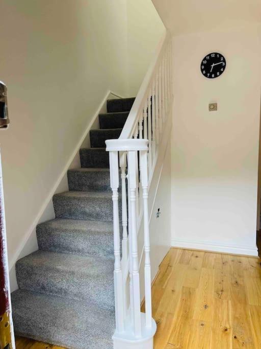 Modern Cosy House /free Parking For Two Cars/ 3 Minutes Walk To The Underground Holiday home