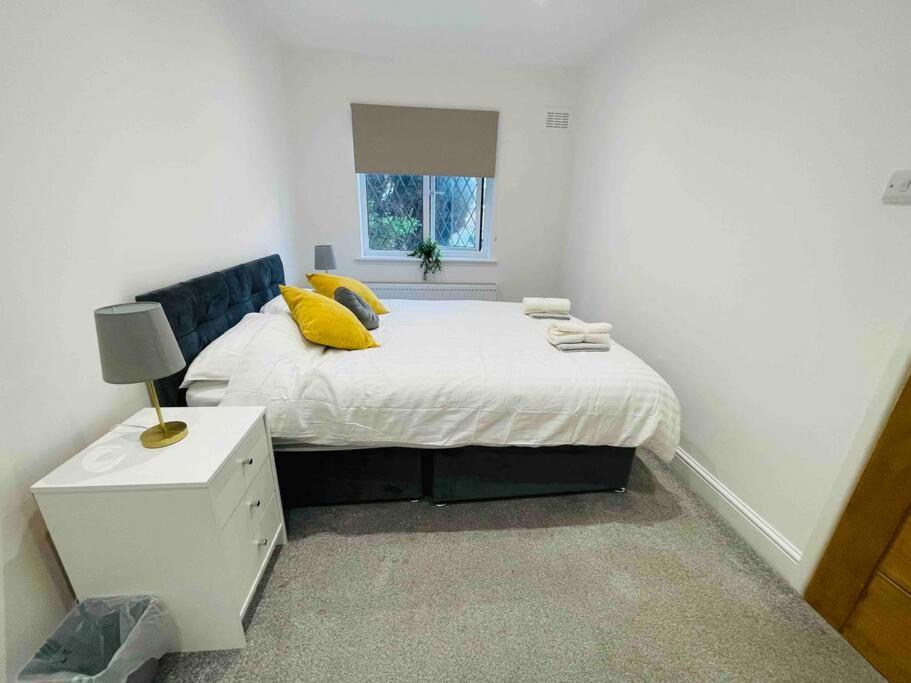 Holiday home Modern Cosy House /free Parking For Two Cars/ 3 Minutes Walk To The Underground London