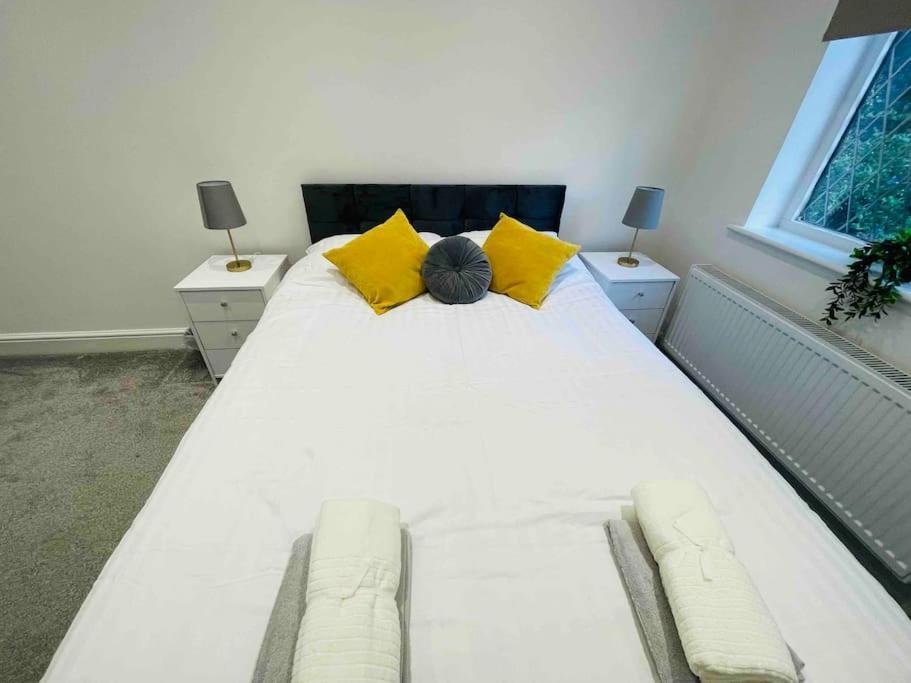 Modern Cosy House /free Parking For Two Cars/ 3 Minutes Walk To The Underground London