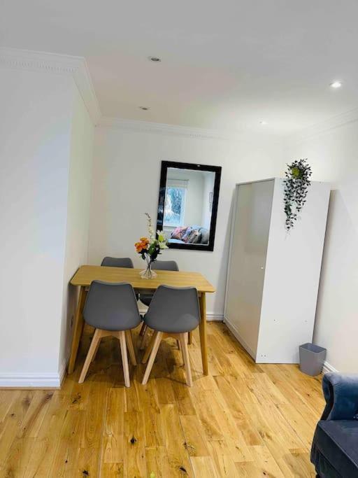 Modern Cosy House /free Parking For Two Cars/ 3 Minutes Walk To The Underground *