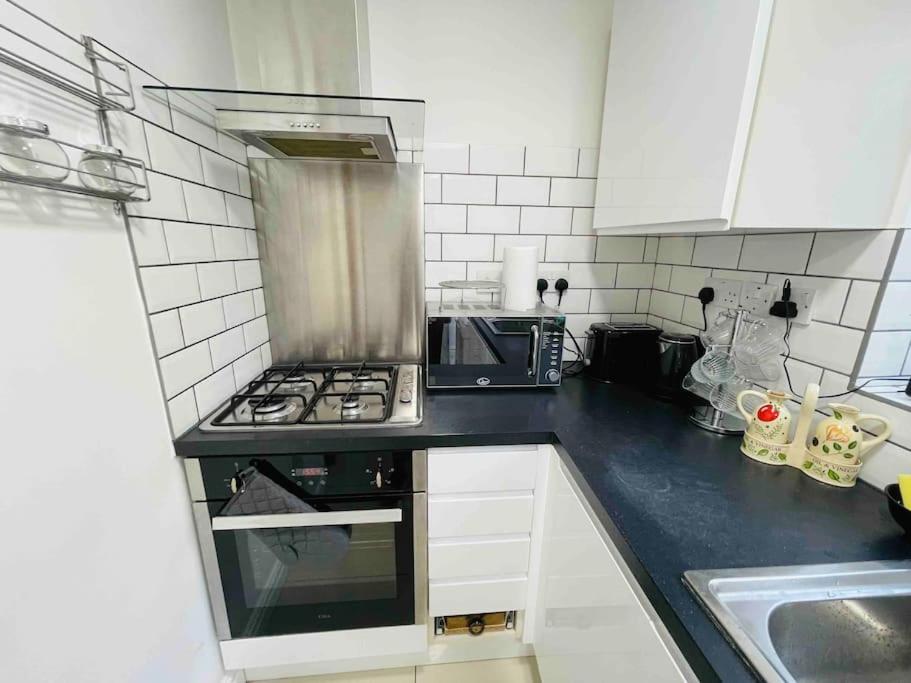 Holiday home Modern Cosy House /free Parking For Two Cars/ 3 Minutes Walk To The Underground