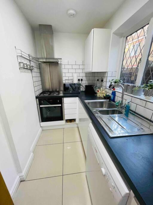 Modern Cosy House /free Parking For Two Cars/ 3 Minutes Walk To The Underground Holiday home