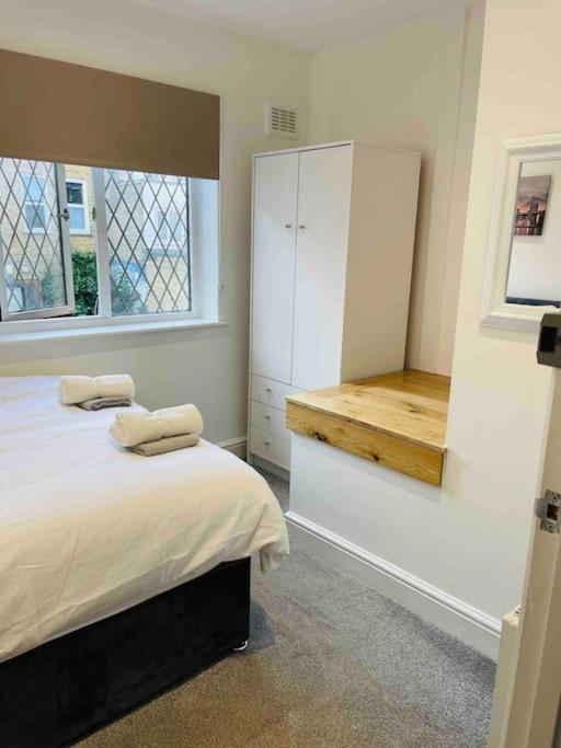 Modern Cosy House /free Parking For Two Cars/ 3 Minutes Walk To The Underground