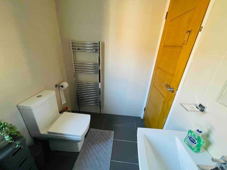 Holiday home Modern Cosy House /free Parking For Two Cars/ 3 Minutes Walk To The Underground