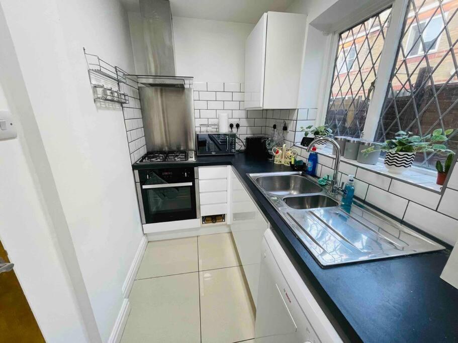 Holiday home Modern Cosy House /free Parking For Two Cars/ 3 Minutes Walk To The Underground *