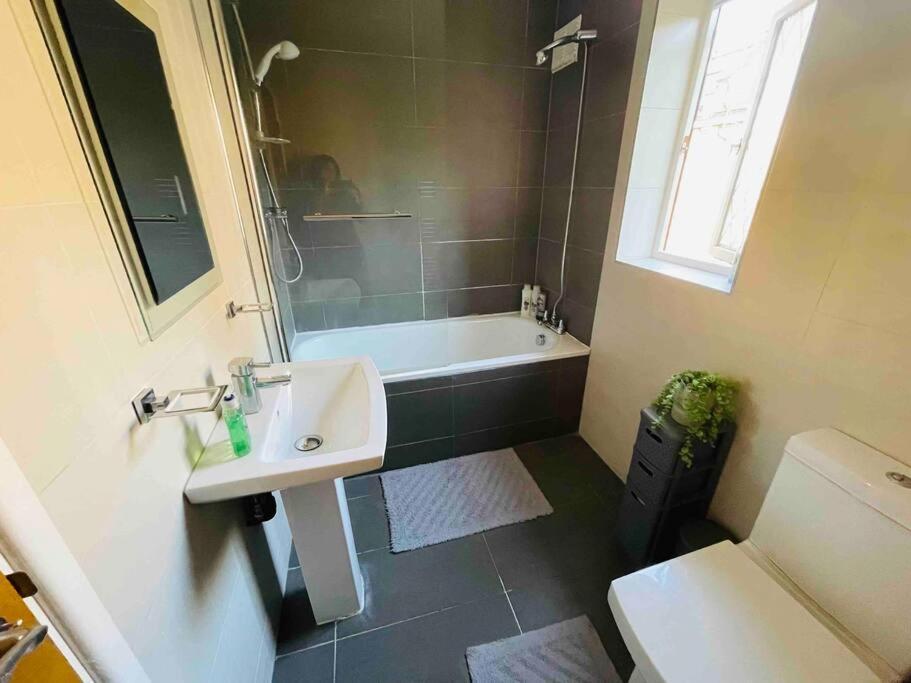 Modern Cosy House /free Parking For Two Cars/ 3 Minutes Walk To The Underground